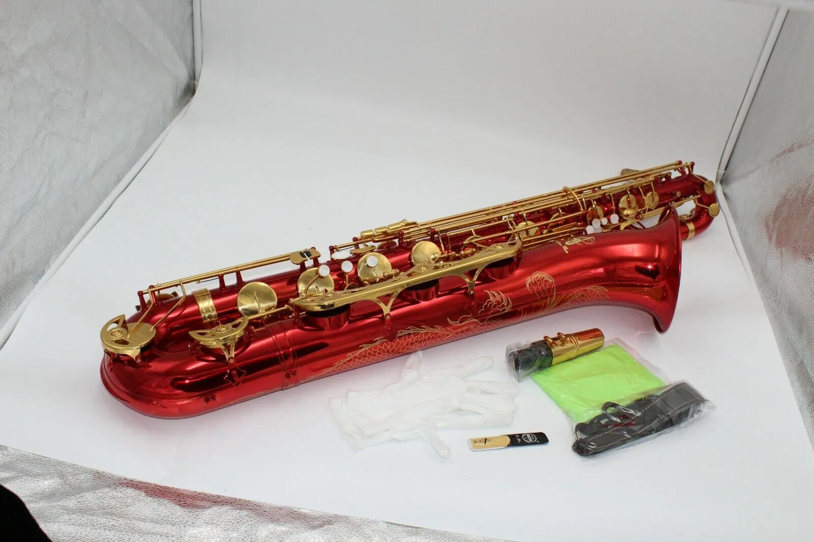 Musique orientale Saxophone baryton à clé en laque rouge et or avec gravures de dragons