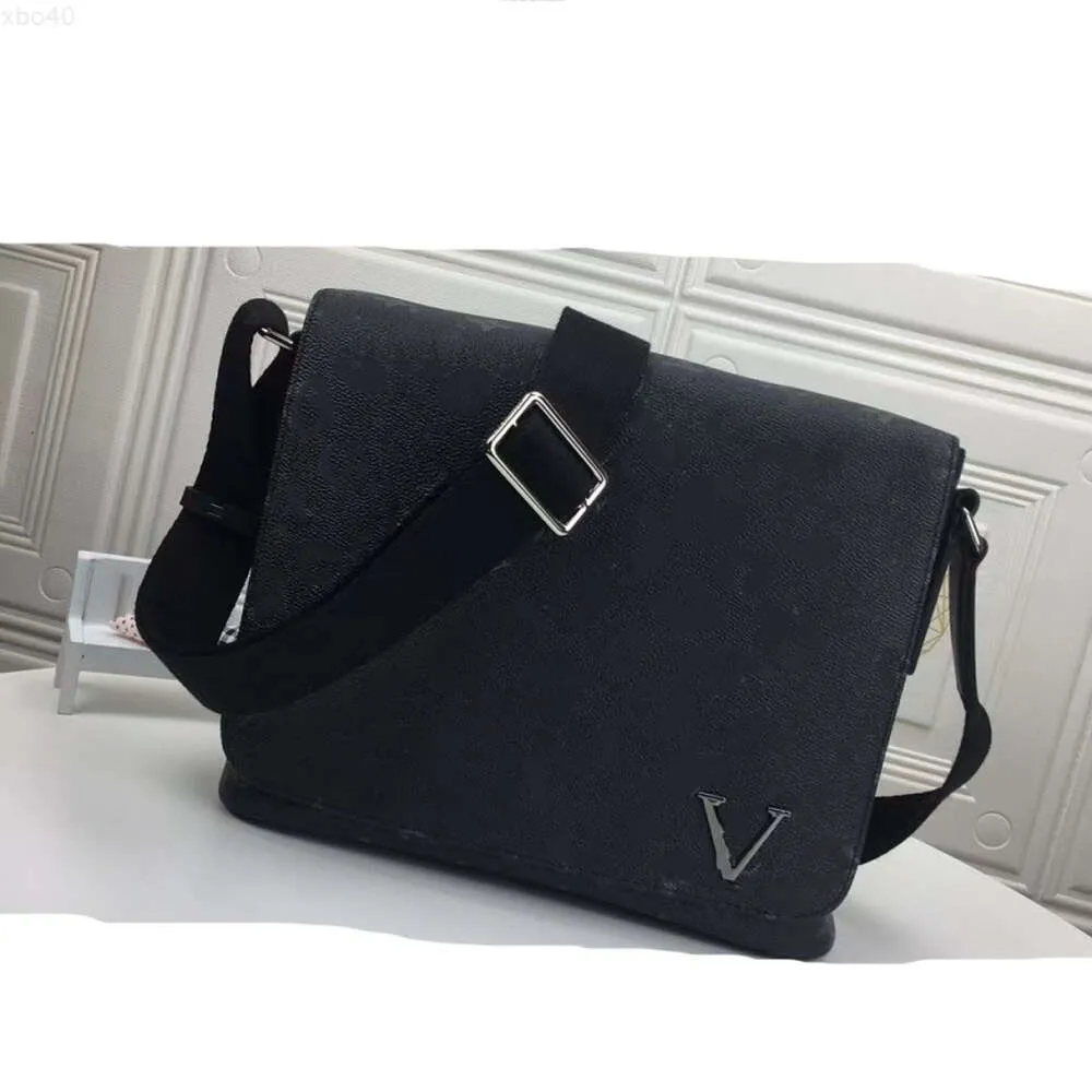 10A 2022 Väskor Nytt ankomst Familjens varumärke Classic Designer Fashion Men Messenger Bags Cross Body Bag School Bookbag 44000 Gratis fartyg