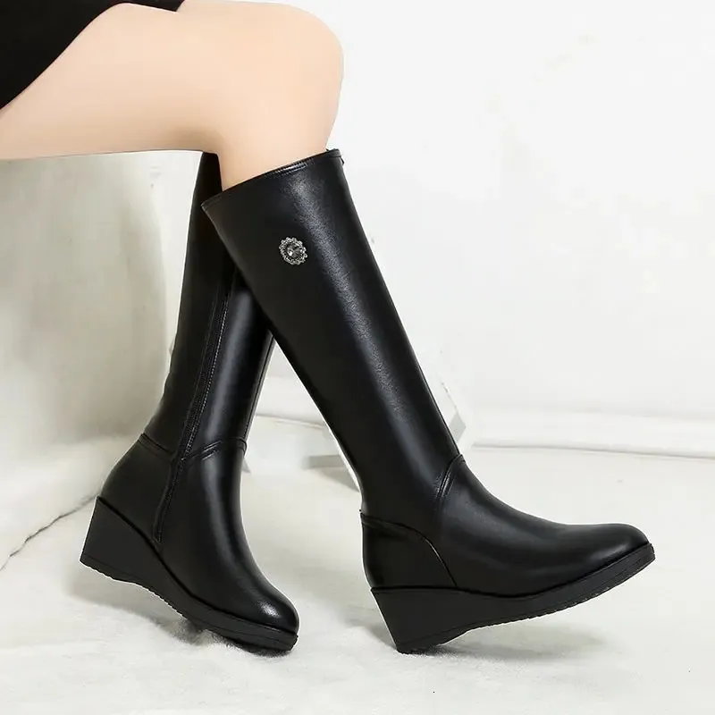 Botas de bota cunha salto calçado de couro longo inverno joelho alto eixo preto venda com sapatos grátis para mulher y2k goth 231204