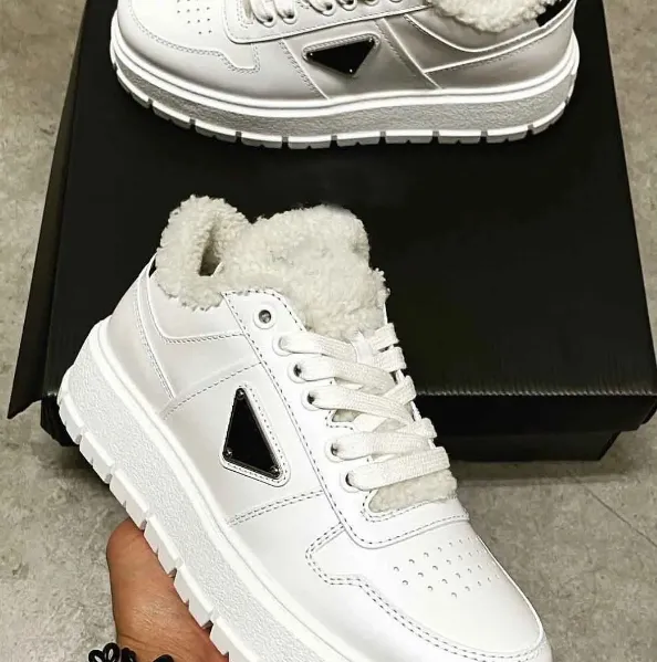 Hiver chaud shearling féminin baskets chaussures en métal émaillé triangle blanc cuir de sport en cuir de sport platfrom skateboard marche