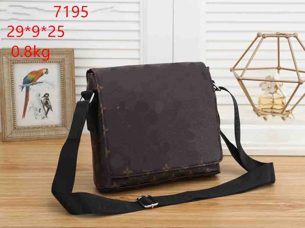 2024Luxury Trio Designer Messenger Bag Trio District Voyager Aerogram Stumur Studio Reverse Canvas Mens Bandbody Fashion Man Sacs à bandoulière Purs