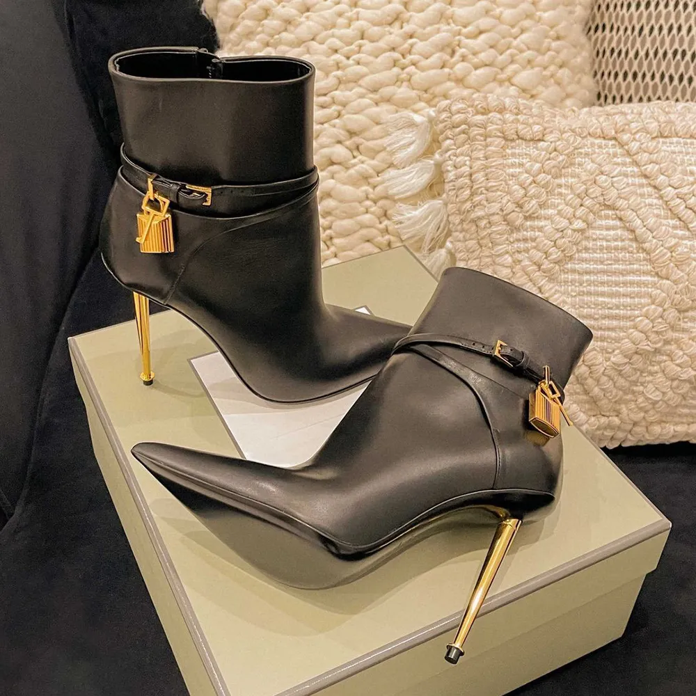 Nuevo patrón Cerradura dorada Decoración con llave Botas de tacón alto Zapatos con cremallera lateral Punta puntiaguda Botines de tacón de aguja Cuero de becerro negro Bota de moda Zapato de diseñadores de lujo para mujer