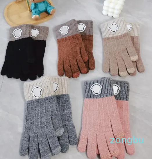 Nya handskar klassisk designer Autumn Solid Color Fashion Letter Man and Woman Mittens Winter Luxury Five Finger Glove Five Color