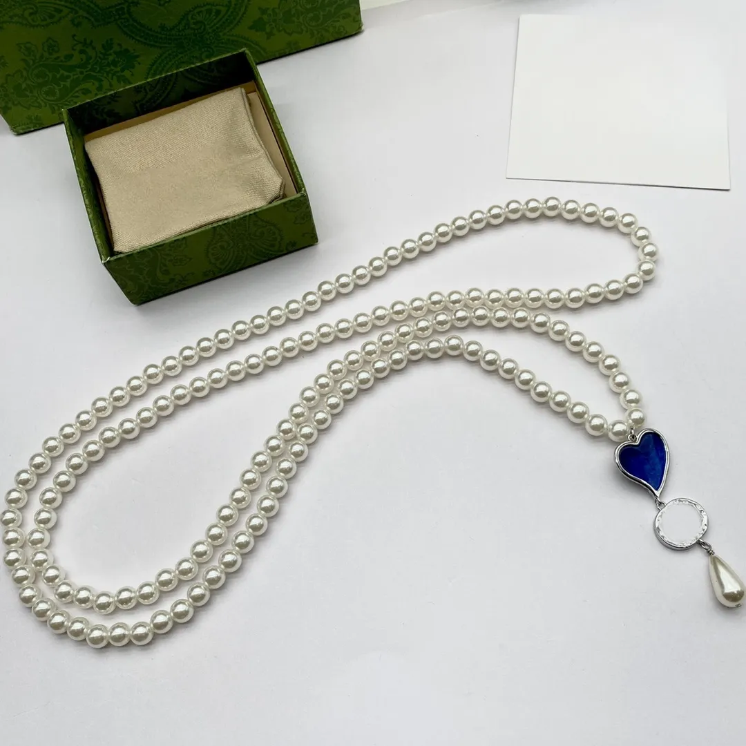 Le designer a conçu un collier minimaliste pour les femmes avec un coffret cadeau d'anniversaire de Noël élégant et haut de gamme.