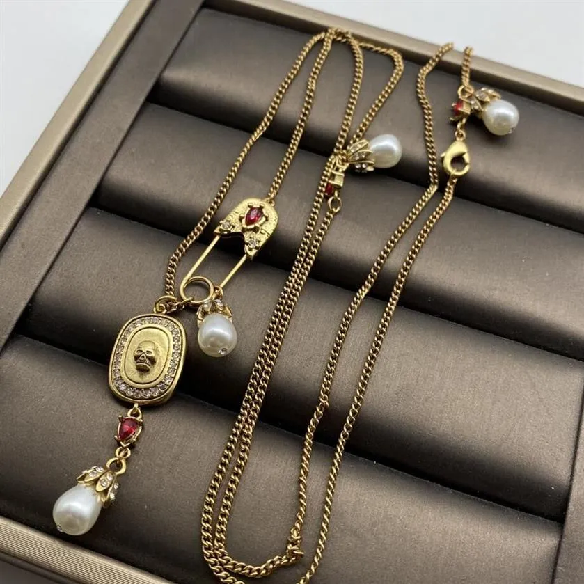 Novo projetado crânios pendurado cartões pingentes colar feminino senhoras vintage latão perolado colares designer jóias 0312283