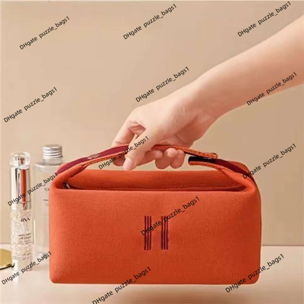 Lyxdesigner Makeup Väskor Kvinnor Handväskor 90% Factory Hot Sales Wholesale Classic Canvas Portable Tygväskor High-End Casual Handheld Cosmetics Storage Påsar