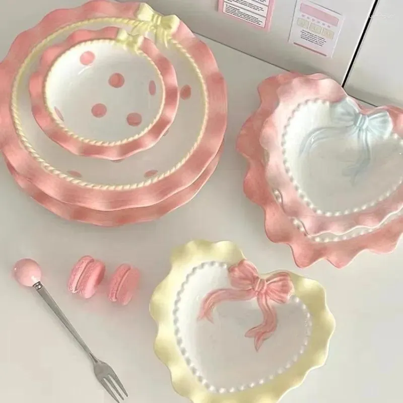 Ciotole Fiocco a forma di cuore Bordo ondulato Set di stoviglie in ceramica Presentazione ideale della torta Piatto da pasticceria principessa coreana Riso con bordo in pizzo