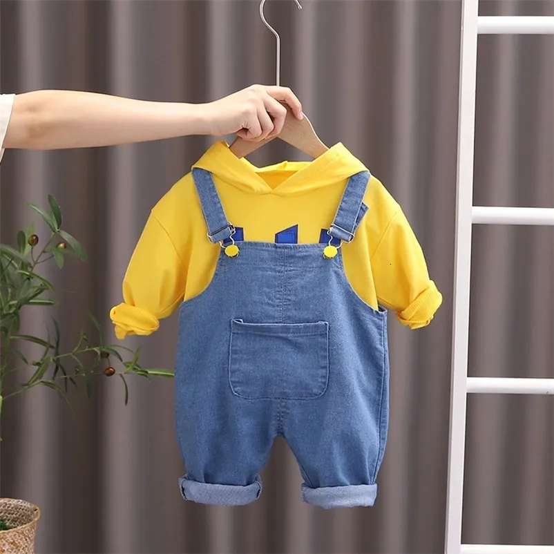 Conjuntos de roupas Bebê Meninos Primavera Outono Manga Longa Carta Hoodei Suéter Bib Jeans Calças 2pcs / s Para Meninas 1-5 Anos Roupas Moda 231202