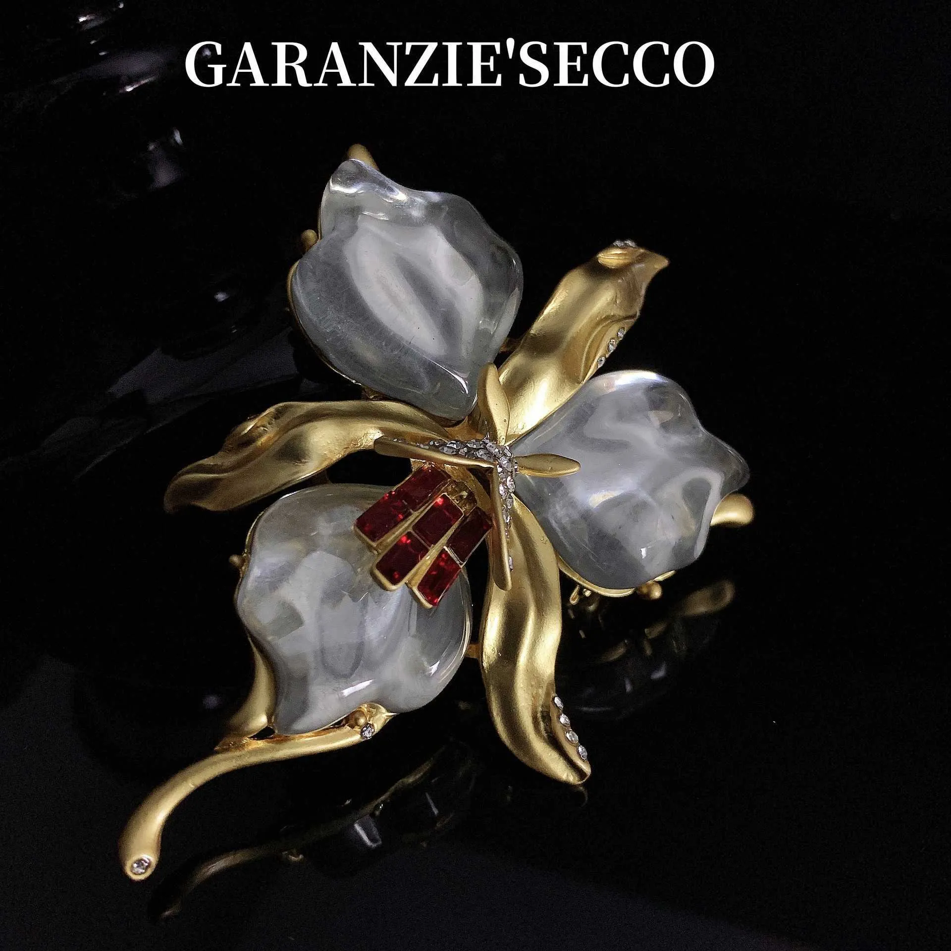 Garanzie au printemps chaud, les fleurs sortent en trombe Broche personnalisée vintage 3D de luxe de haute qualité 231015