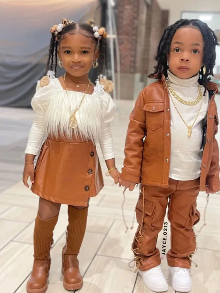 Ensembles de vêtements 2023 Tenues d'automne Enfants Bébé Filles Vêtements 2pcs Hauts en fourrure PU Mini jupes Costumes Vintage Streetwear Brown Enfants 231204