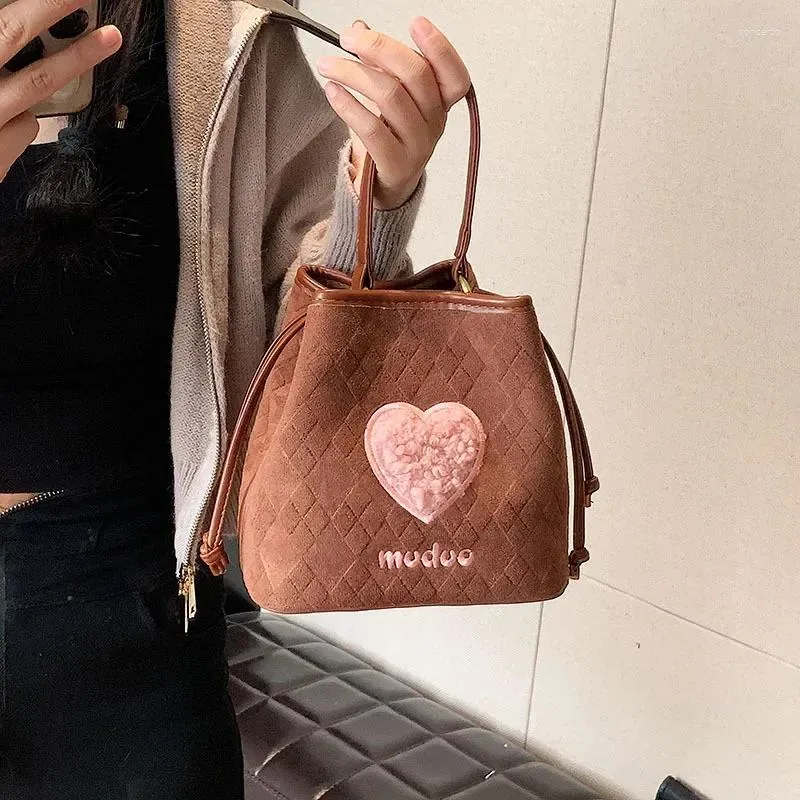 Сумки на плечо Xiuya, милая сумка через плечо для женщин, однотонная плюшевая сумка в форме сердца с надписью, осень-зима, свежая, элегантная, милая, крутая