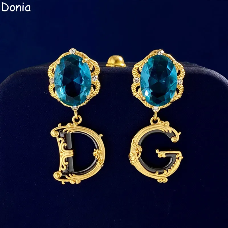 Donia smycken lyxörhängen europeiska och amerikanska modebrev Titanium mikroinlagda zirkon kreativa designer örhängen presentförpackning.