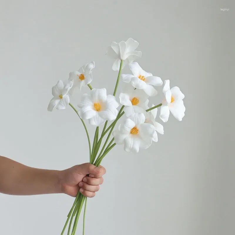 装飾的な花白いチューリップ人工本物のタッチPUウェディングブライダルブーケ装飾家の偽の花のaarrangements