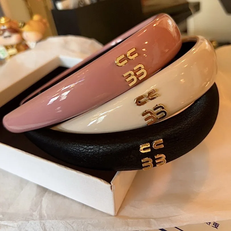 Barrettes Korean Simple Style Letter Headband Glossy Leather Wide Edge Headbands Fashiona Womens Hair Jewelry Classic Designer Gifts Pink Hair Clip