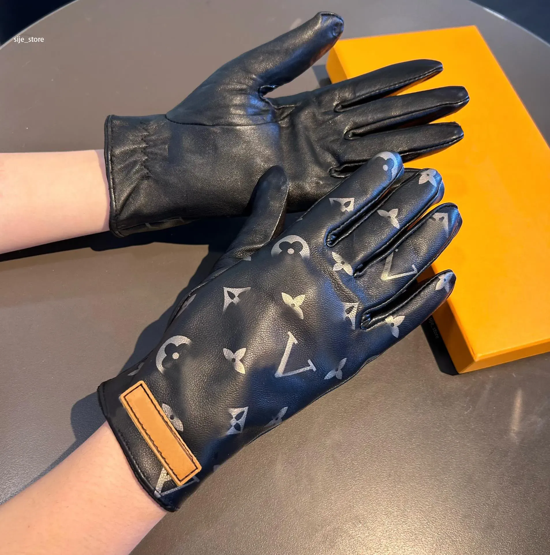 豪華なデザイナーグローブ女性用男性の男性のためのリアルレザープッシュ冬を維持する暖かい風に覆われた本物のシープスキン5本の指の手袋ガールギフトG231258PE-3