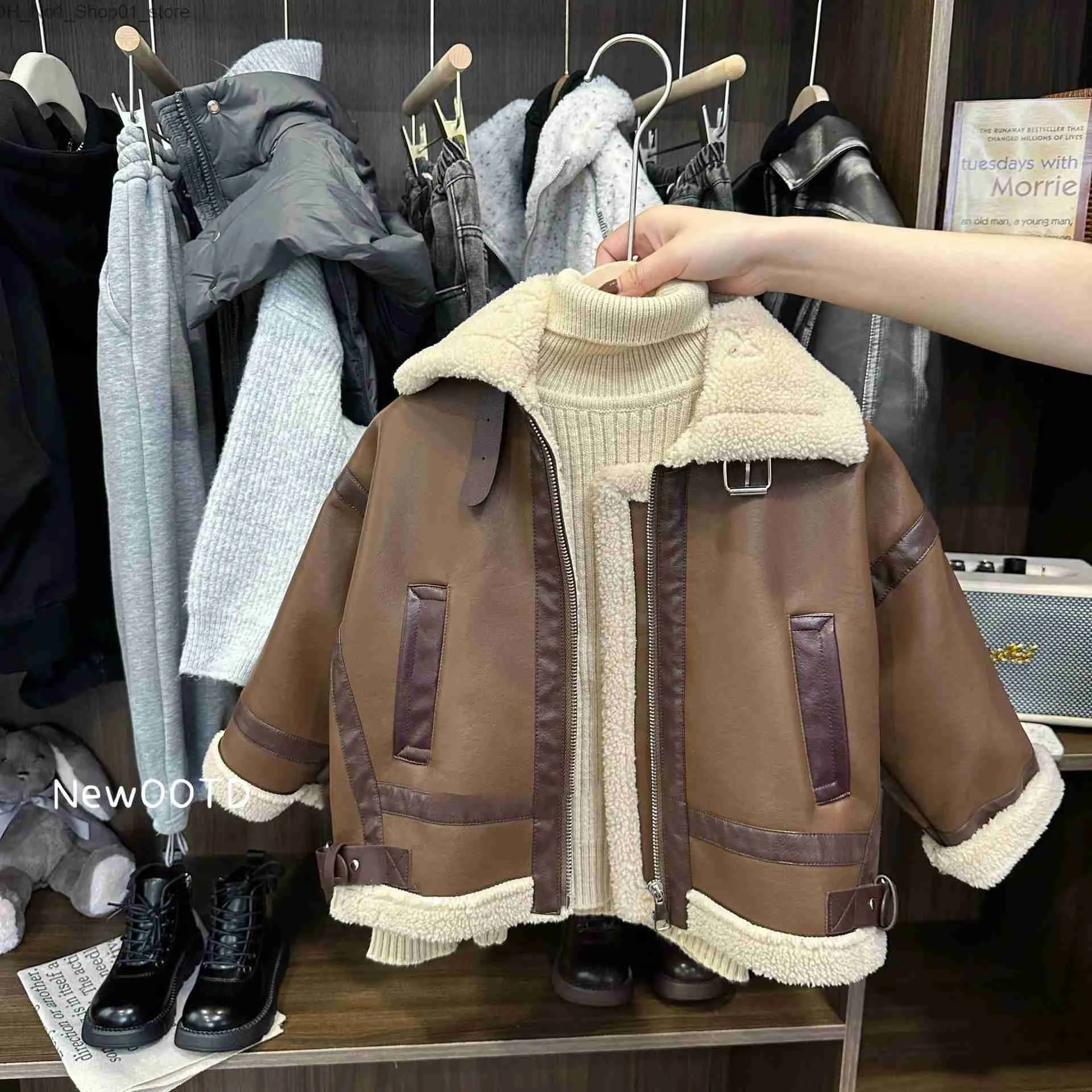 Piumino per bambini addensato giacca in pelle di velluto 2023 inverno nuove ragazze dei ragazzi caldo cappotto di cotone moda bambini bambino moto Pu capispalla Q231205