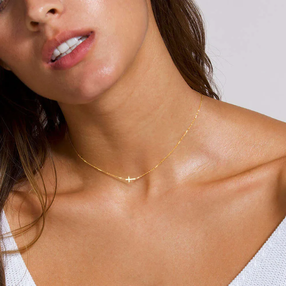 Collana con croce placcata in oro 18 carati, ciondoli minimalisti, ciondolo a croce semplice, gioielli cristiani, per la creazione di gioielli fai da te, 33,5 x 21 mm - Italia