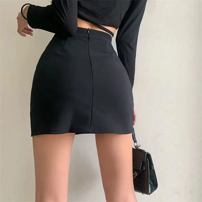 Minigonne a vita bassa: quando indossarle e come abbinarle - Vivace Moda