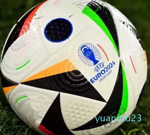 新しい最高品質のユーロカップサイズ5サッカーボールユニフォリアフィナーレ最終サイズ5ボール顆粒