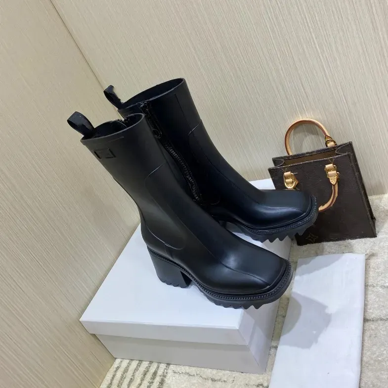 مصممي Luxurys Women Rain Boots على الطراز المقاوم للماء ، أمطار مياه مطاطية رهيبة أحذية الكاحل Booties6898