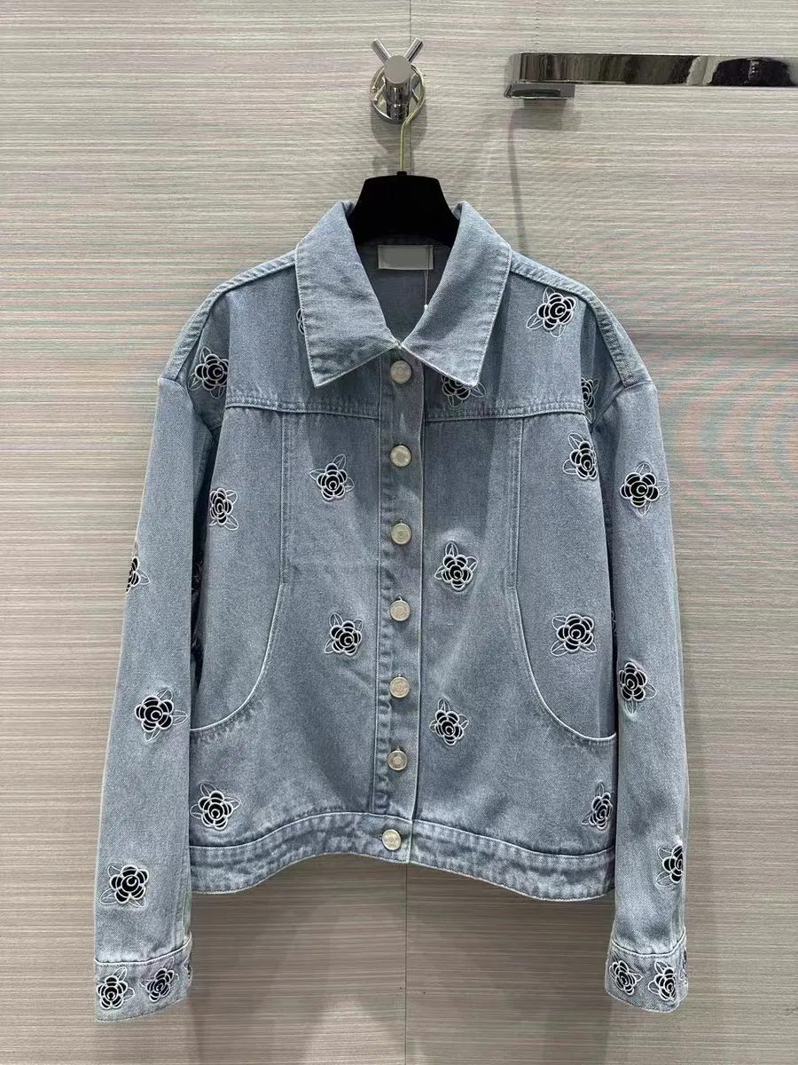 Chan New Womens Coat 2023 Denim Jacket Kvinnor Designer Kläder Kvinnor Kvinnor Kläder Designer Fashion Camellia CCCC Tryck Cowboy Coat Cardigan Christmas Gift