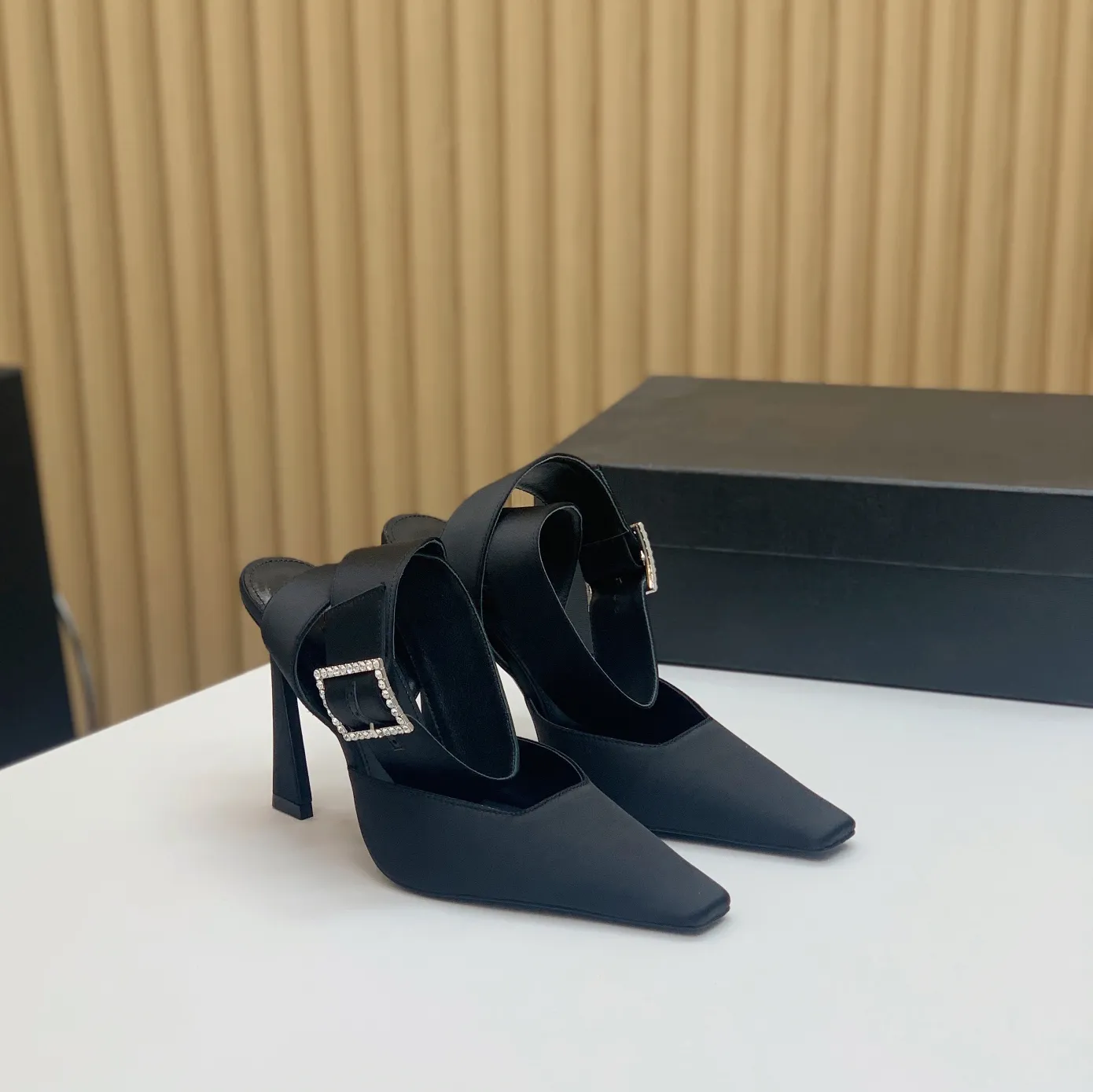 ハイヒールアーモンドの形のつま先ブレードクリスタル組織サテンポンプサイドバックルパーティードレスシューズスティレットヒール女性の高級デザイナー工場靴