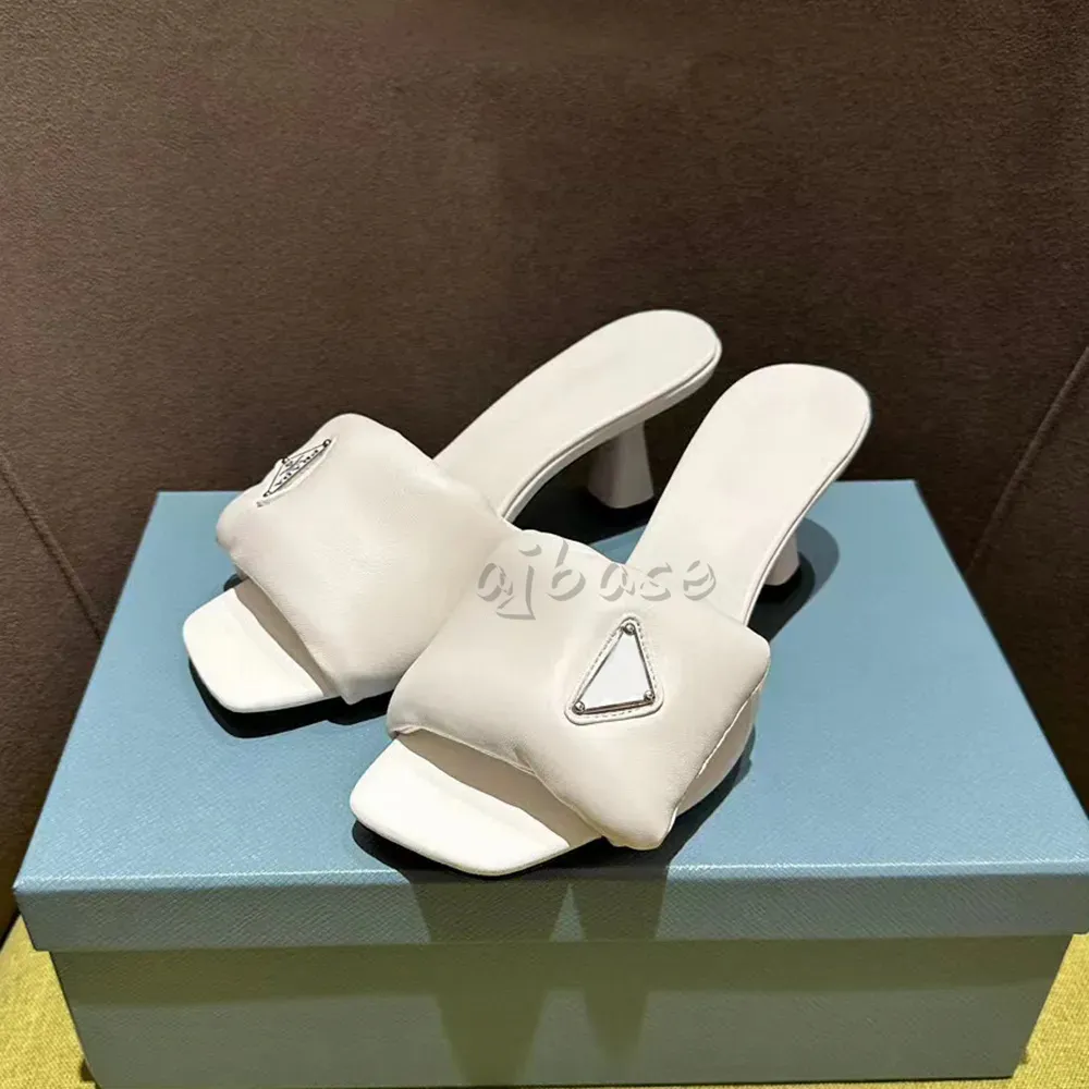 Luxuriöse, weich gepolsterte Nappaleder-Hausschuhe, Sommer-Sandalen mit mittlerem Absatz, Muilezels-Schuhe, Slip-On-Sandalen mit Dreiecksschnalle und Ornament, Damen-Slipper