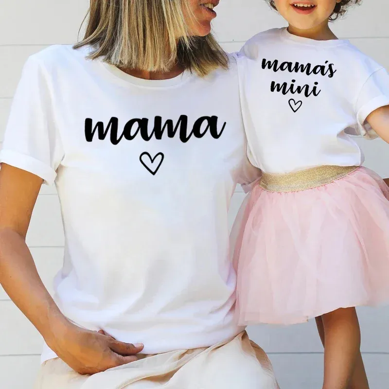 Одинаковые комплекты для всей семьи, наряд «Мама и я» с принтом Mamas Mini Mama, модная рубашка с короткими рукавами и сердечком Y2k, футболка 231204