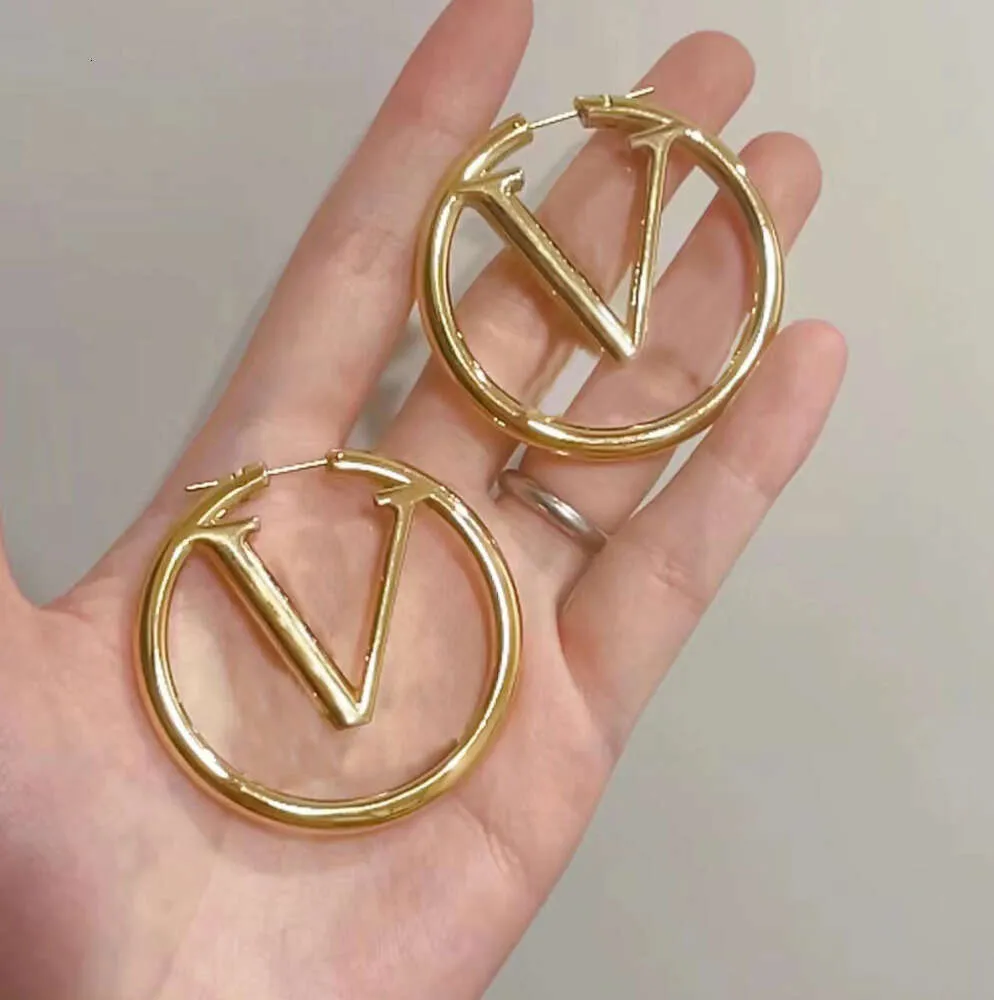 Pendientes clásicos de alta calidad con letras doradas de 18 quilates para mujer, pendientes circulares grandes de 5 cm, joyería de diseño de lujo c55