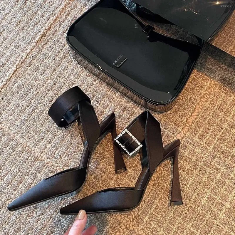 Женские сандалии 2023, весенние туфли-лодочки, вечерние туфли на высоком каблуке с острым носком, черные атласные женские туфли с ремешком и ремешками