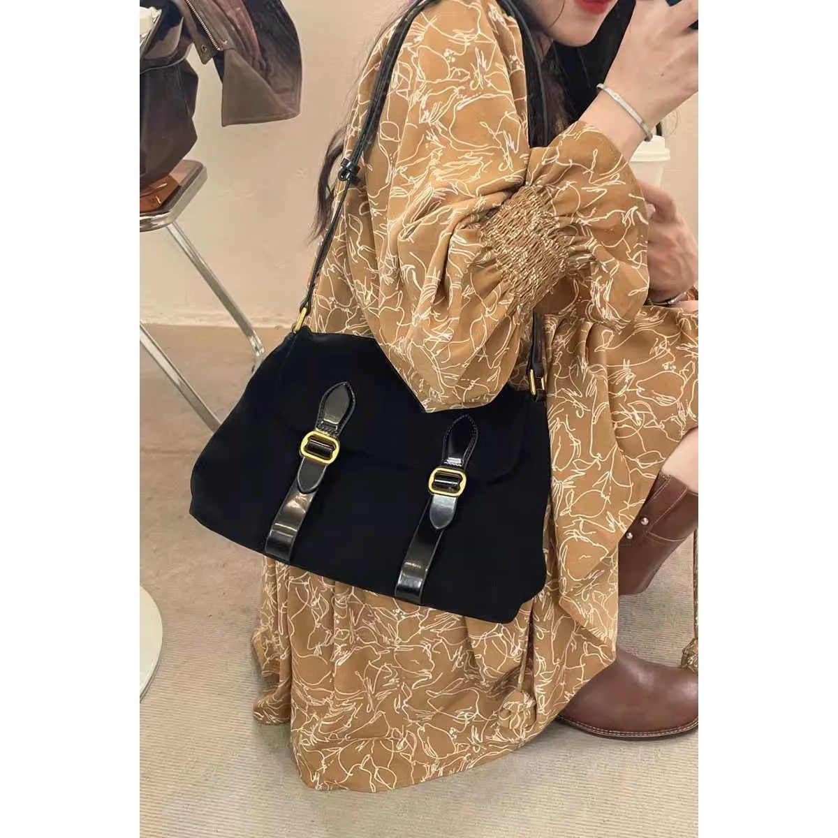 Bolsa feminina Ette Postman, bolsa de couro nicho de alta qualidade da Coreia do Sul, bolsa crossbody de ombro, bolsa de camurça Maillard 231205