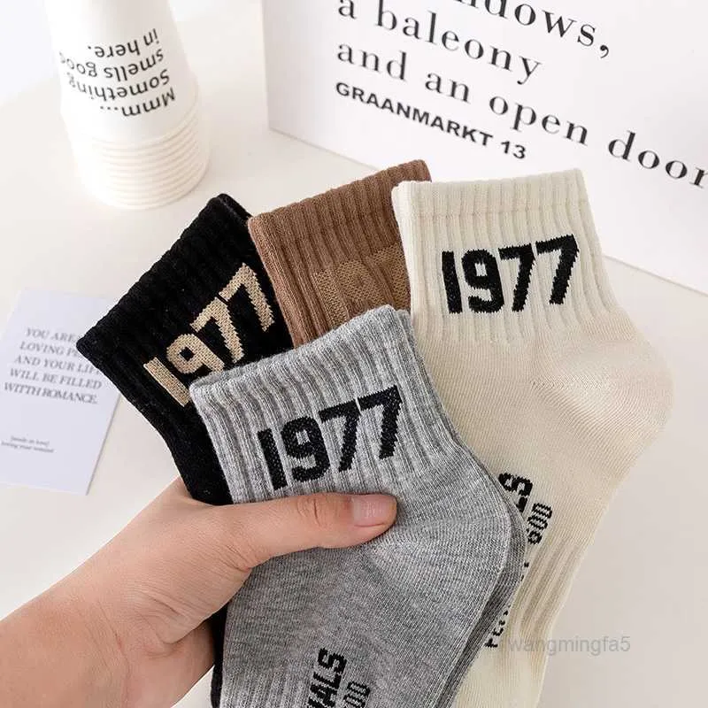 Chaussettes pour hommes, bonneterie de marque de mode numérique Ess Fg 1977, lettres courtes minimalistes, chaussettes de sport et décontractées à la mode 7c78