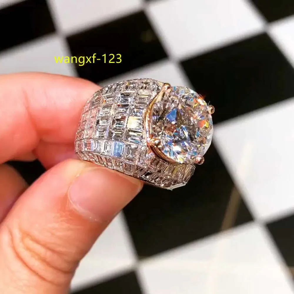 Custom 10K Solid Invisible Setting Mens 고급 힙합 아이스 아웃 D 컬러 에메랄드 바게트 컷 VVS Moissanite Ring