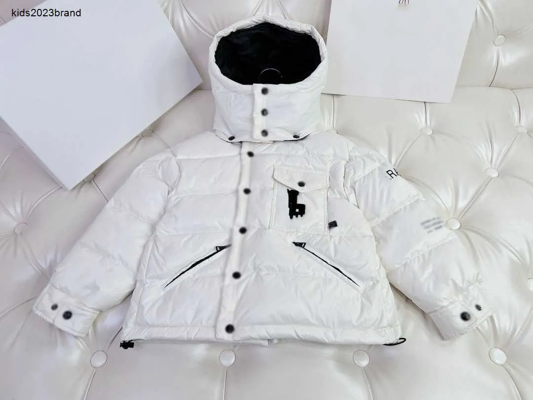Nuovo designer Baby Jackets Etichette complete Kids Winter Down Outwear Dimensioni 110-160 Decorazione da tasca per il petto Cappellata con cappuccio per bambini nov25