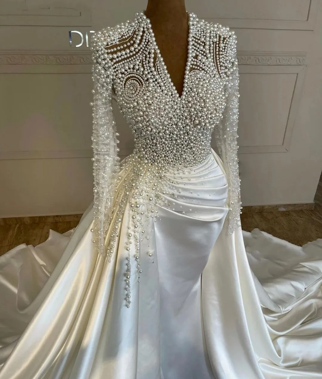 Abito da sposa in raso a sirena di lusso 2024 scollo a V maniche lunghe perle paillettes abiti da sposa convenzionali nuovo design abiti Blanco Garden De Novia