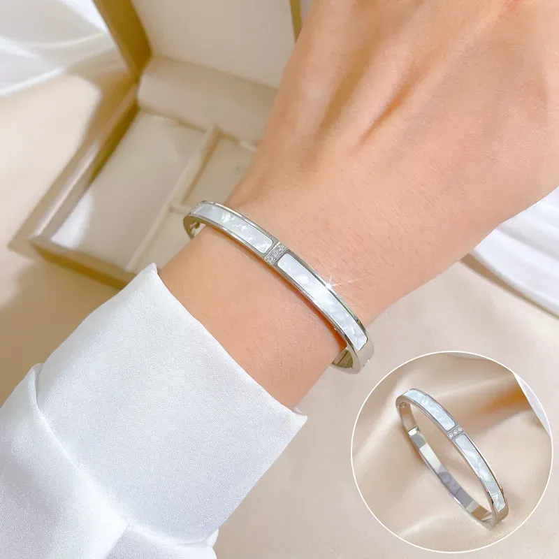 Classic Titanium Steel Armband Designer för kvinnor Luxury Armband Ins Youtu Wind Charm Armband Minimalistiska gränsöverskridande Fritillaria Armele
