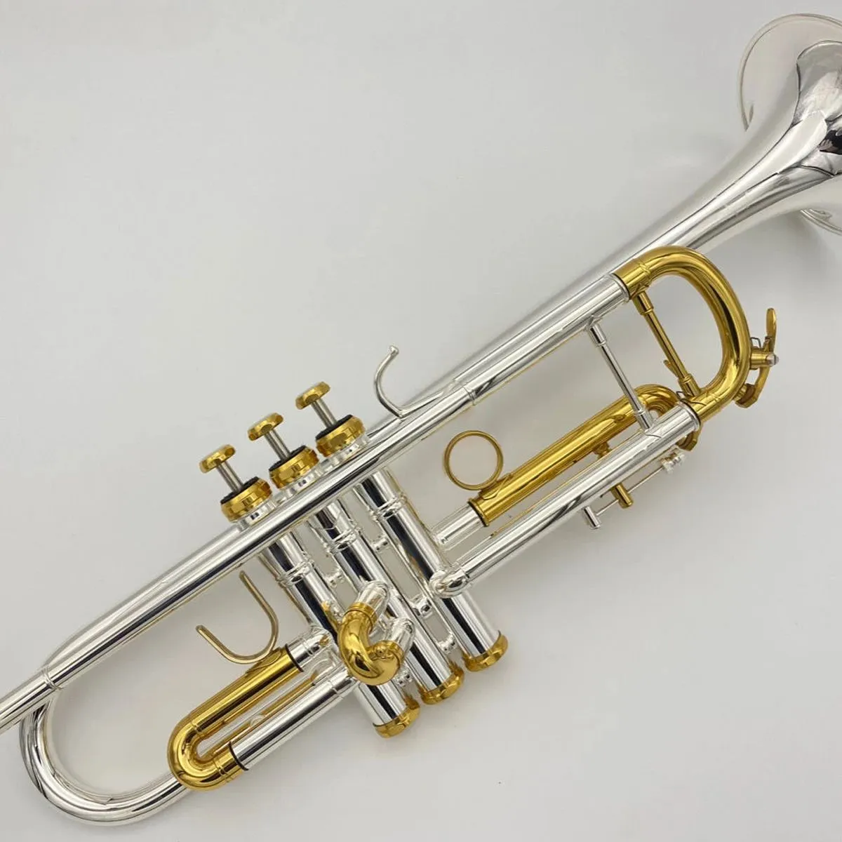 American Brand Professional Trumpet Instrument Nybörjare för att spela silverpläterad guldpläterad knappbegränsare Tre-ton trumpet