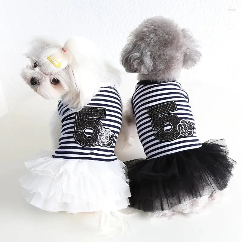 Abbigliamento per cani Colori bianco nero Numero 5 Vestiti a righe stampati per cani di piccola taglia Abito profumato Gonna per gatti per animali domestici stile moda