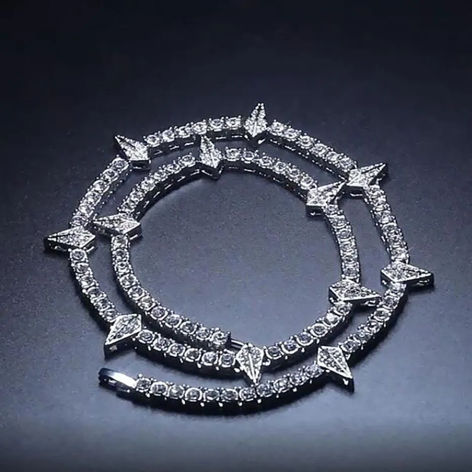 Trendy słodki mrożony łańcuch tenisowy dla kobiet mężczyzn Silver Color Choker Naszyjniki Piramidowe geometryczne wisiorek Rhinestone Jewelry 2633