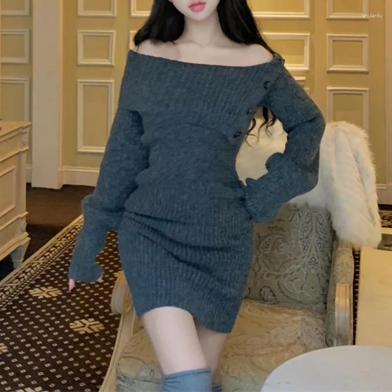カジュアルドレスオフショルダーボタンソリッドカラー長袖ドレス女性2023秋の韓国ファッションスレッドセクシーなスリムニットミニ