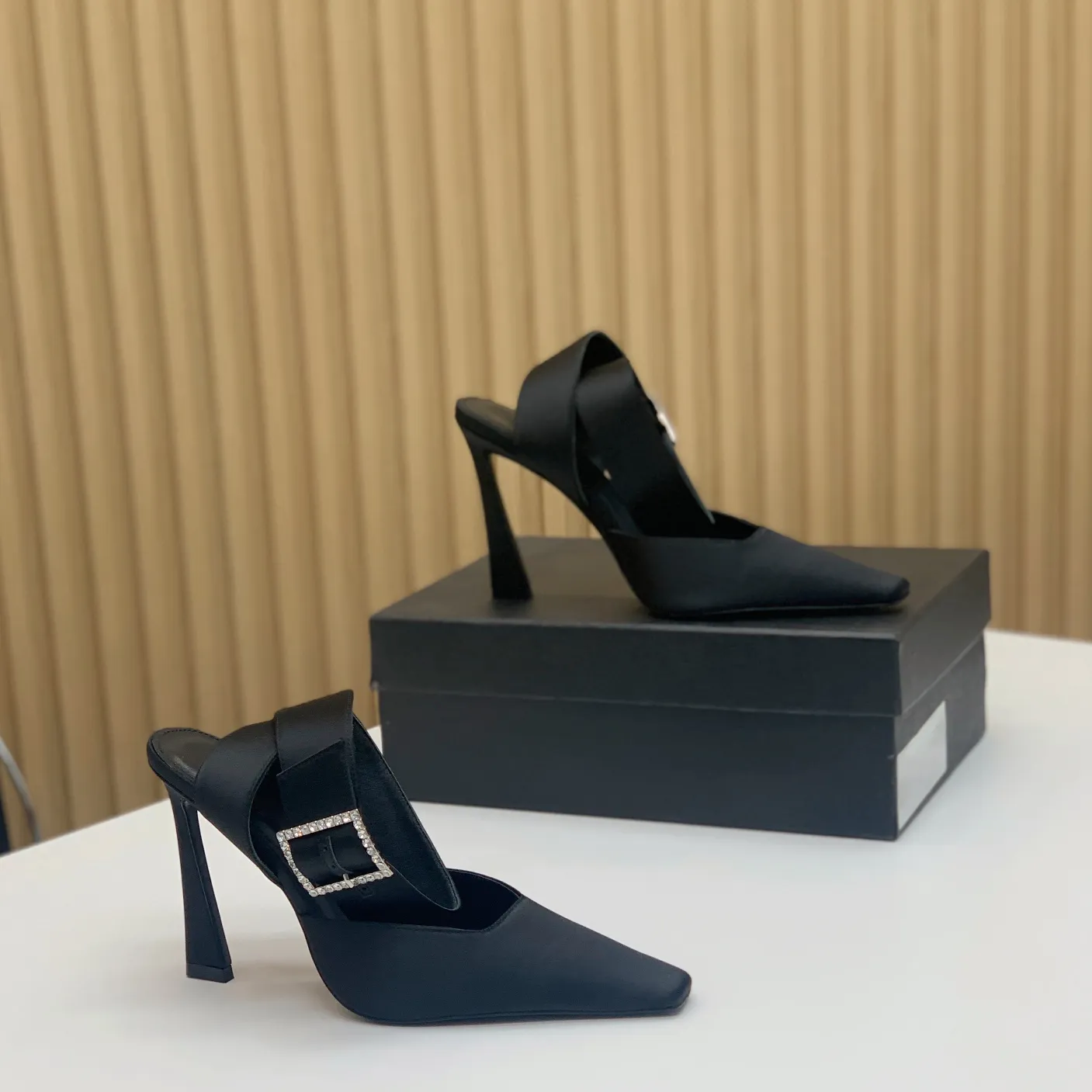 Hoge hakken amandelvormige tenen Blade met kristallen verfraaid satijn pomp zijgesp feestjurk schoenen stiletto hak luxe ontwerpers fabrieksschoenen voor dames met doos