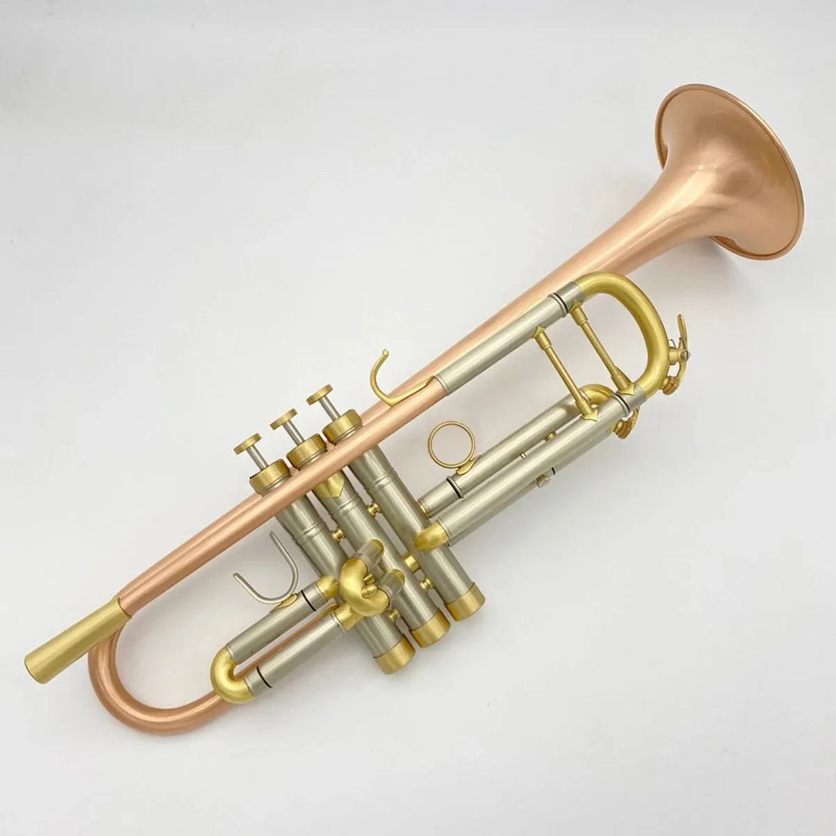 Strumento musicale tromba di fascia alta modello di marca americana, il bronzo fosforoso spazzolato amplifica la qualità del suono e la tromba spessa