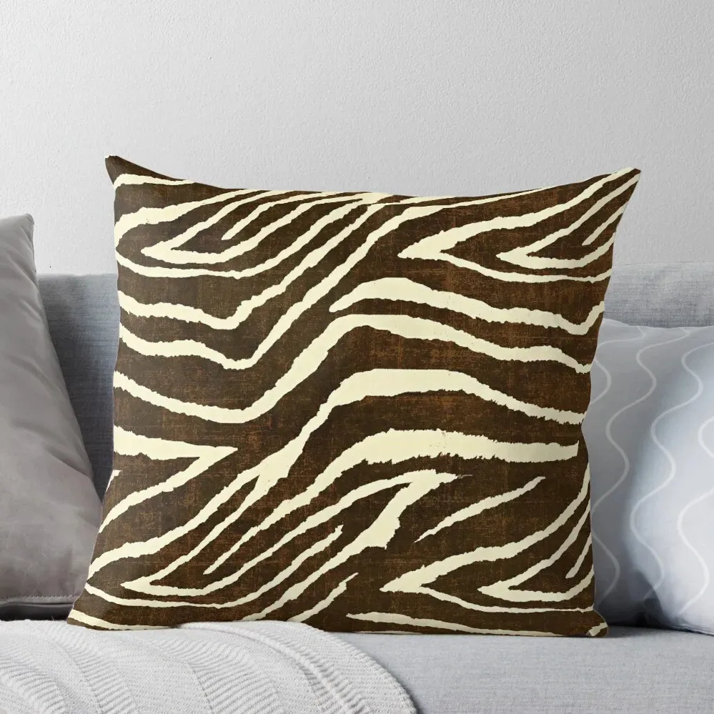 Подушка корпус зебра в зимнем коричневом и бежевом припечатках животных.