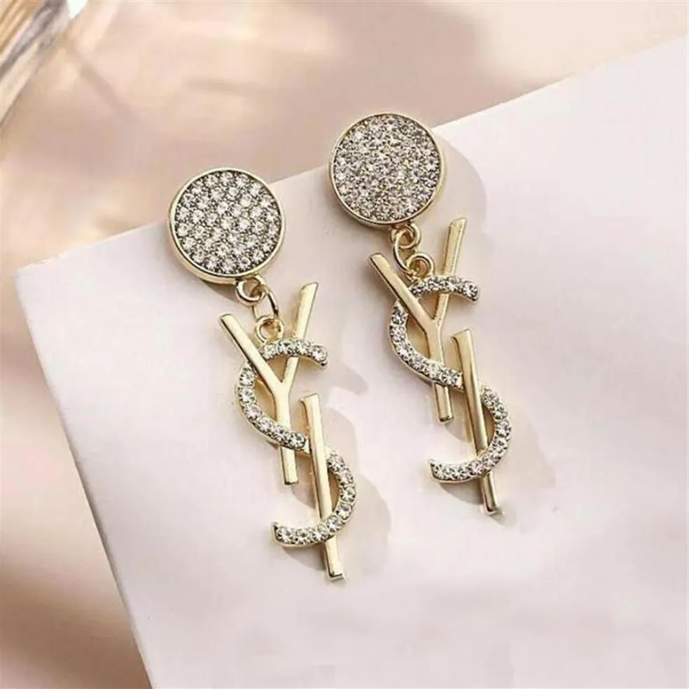 Mode kvinnodesigner örhängen örstud varumärke 18k guldpläterade designers geometri bokstäver kristallörhänge bröllop fest juveler c246s