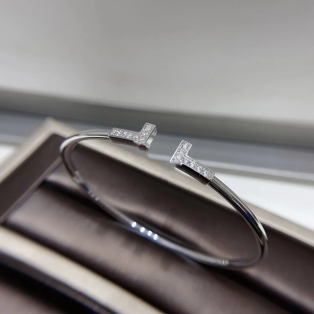 Bracelets de créateur bracelet de luxe avec tempérament de conception de diamant cent bracelet du corps dur de Noël bijoux de cadeaux en option très bien {catégorie}