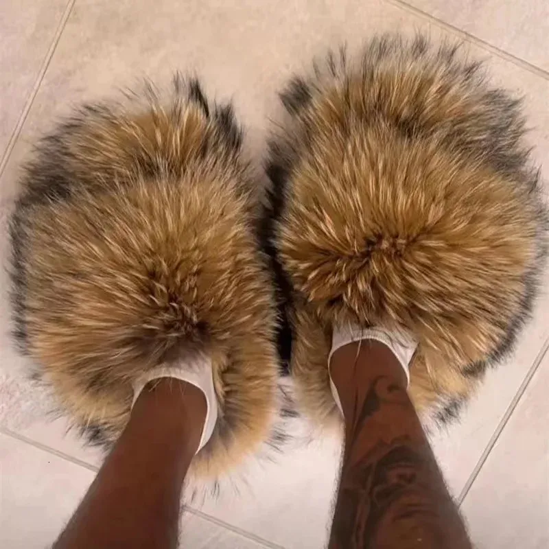 Sandaler Luxury Fur Slipper Open Toe Raccoon Slides Woman Shoes Flat Half Woo Spikes 231205