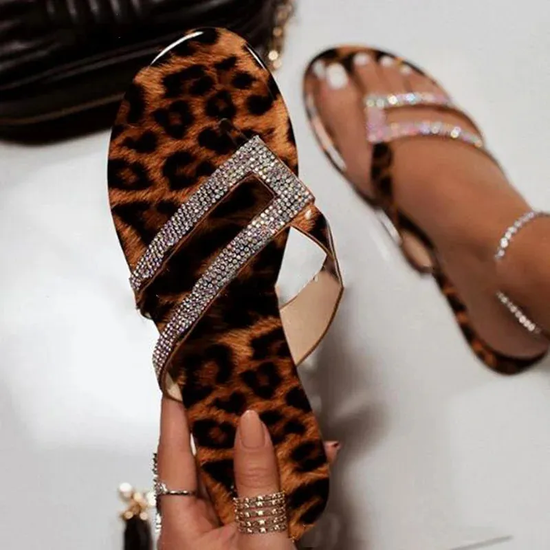 Sandálias de verão mulheres sandálias leopardo impressão senhora moda strass plus size 35-43 boca rasa plana sólida boca de peixe sandálias sapatos 231204