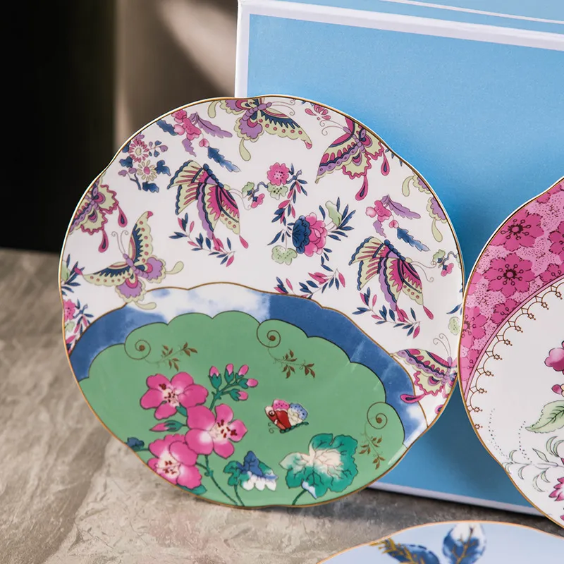 Set di piatti di lusso da quattro pezzi con fiori e motivo a farfalla danzante Piatto occidentale in bone china, torta da dessert, vassoio di frutta, stile cinese, con confezione regalo