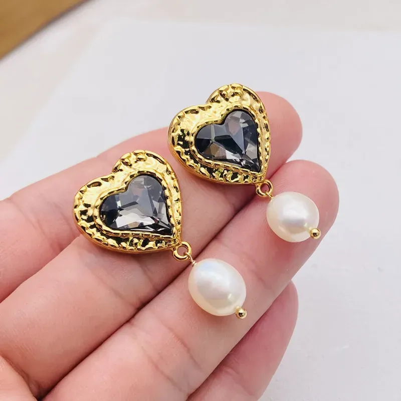 Baroque Pearl Charm Ear Stud Vintage Heart Earrings in Gold