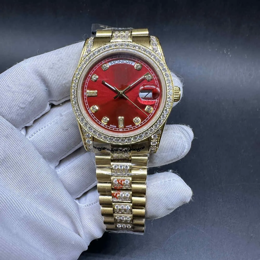 Orologio da uomo di buona qualità Cassa in oro da 36 mm Indici di diamanti da 36 mm Quadrante rosso Bracciale in oro giallo con diamanti